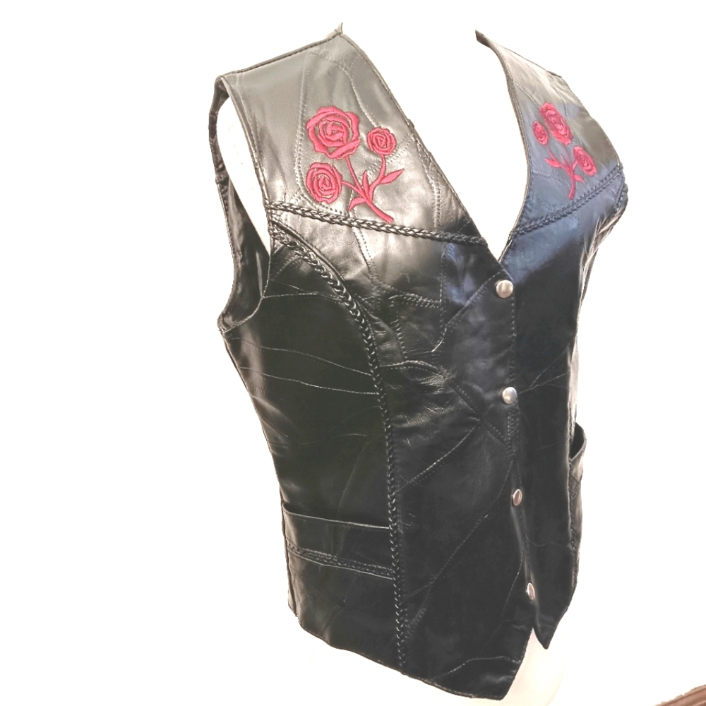 Black leather vest W embroidered roses. Large. Diamond Plate Buffalo Leather